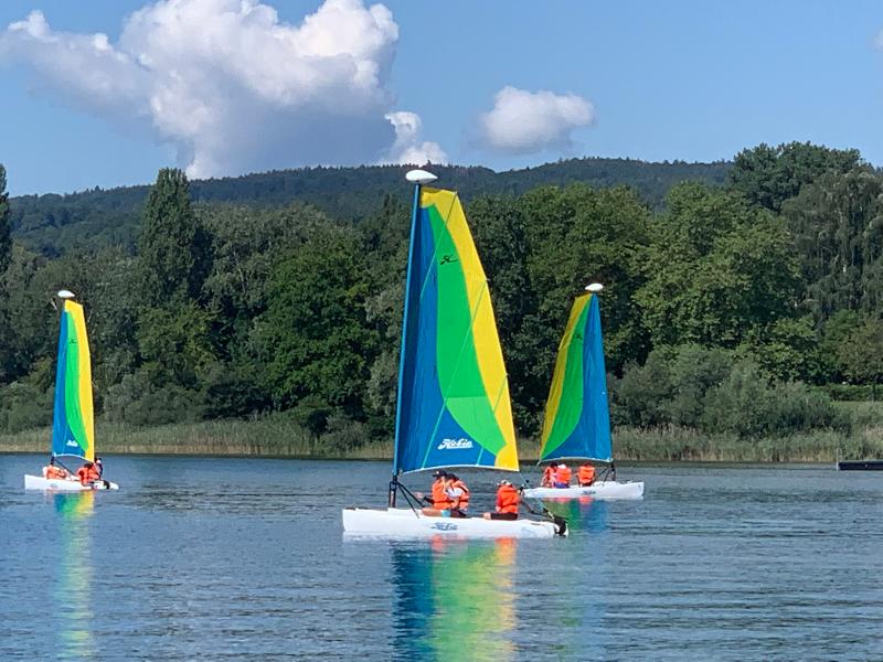 Mehrere Kinder lernen das Segeln in ihrem Ferienlager in Freiburg