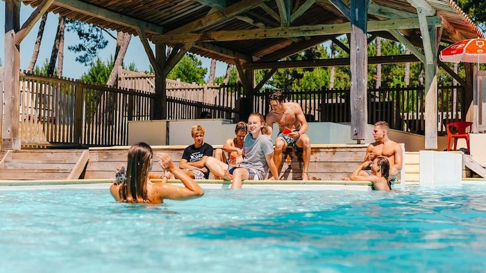 Teilnehmer der Sprachferien USA sind im Pool und reden miteinander