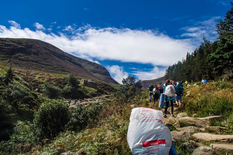 Eine Gruppe Schüler:innen wandert gemeinsam durch die weitläufige Landschaft Schottlands