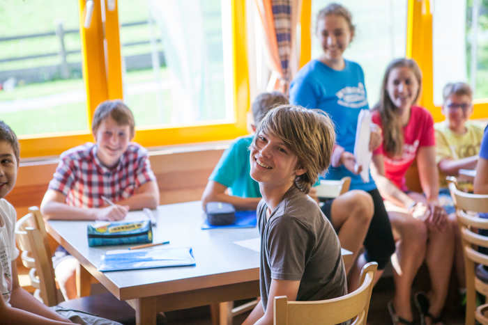 Teilnehmer des Feriensprachkurs für Schüler haben Spaß im Unterricht