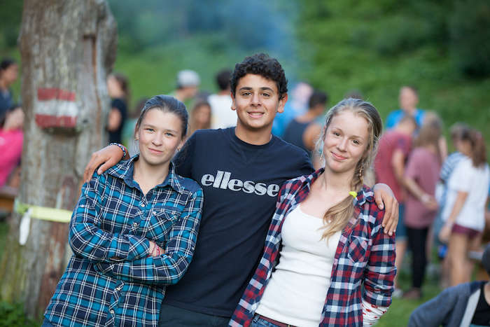 Drei Teilnehmer des Ferienlagers Luzern umarmen sich