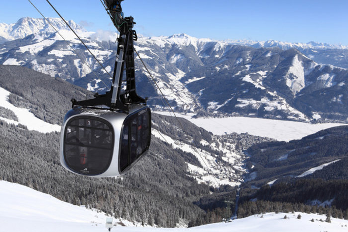 Gondel fährt über Schneelandschaft und Berge im Zillertal