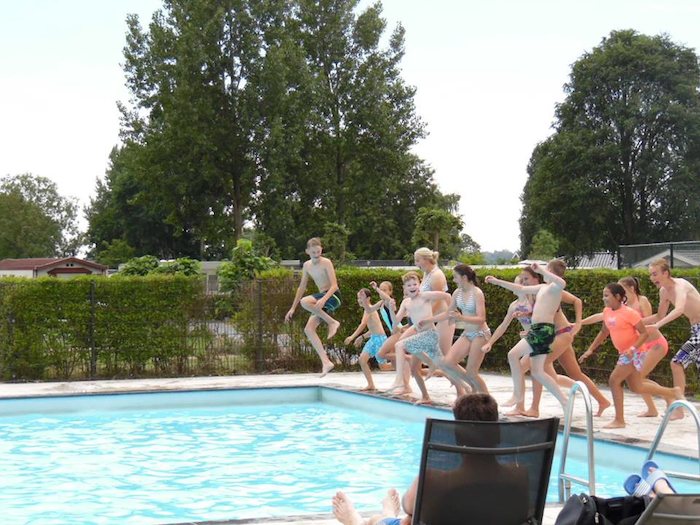 Die Teilnehmer der Sprachreise Spanien springen in einen Pool