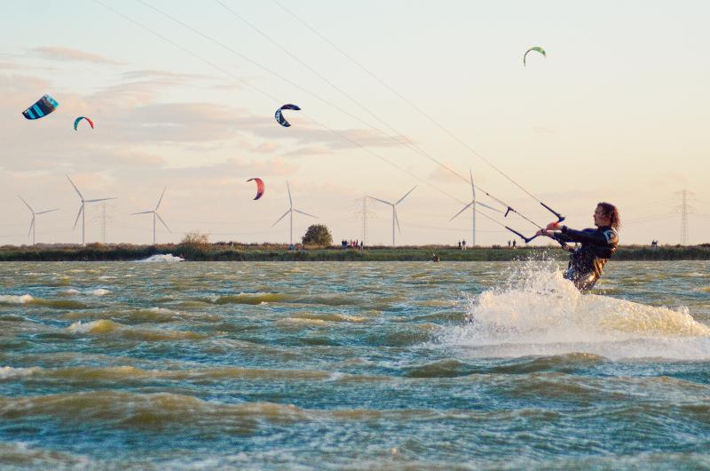 Bei euerm Feriencamp Holland könnt ihr Kite surfen gehen