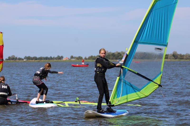 Kinder surfen in Holland