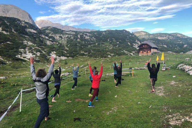 Erkundet gemeinsam als Familie die Berge Familien laufen gemeinsam über eine malerische Landschaft in den Bergen