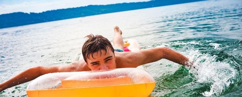 Ein Junge schwimmt in einem See