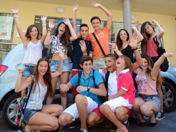Gruppenfoto von Sprachschüler:innen auf Malta!