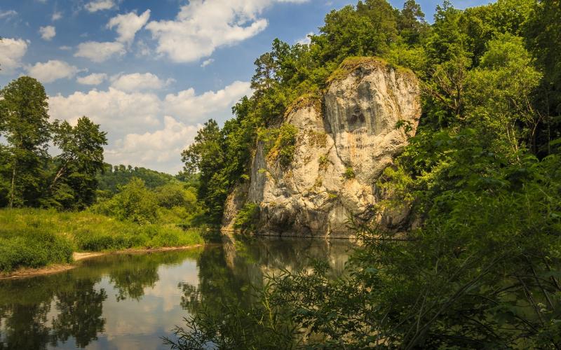Blick von Wasser auf einen Felsen im Kanu-Camp.