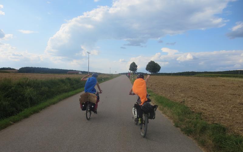 Teilnehmer des Ferienlager für Teenager Schweiz fahren Fahrrad