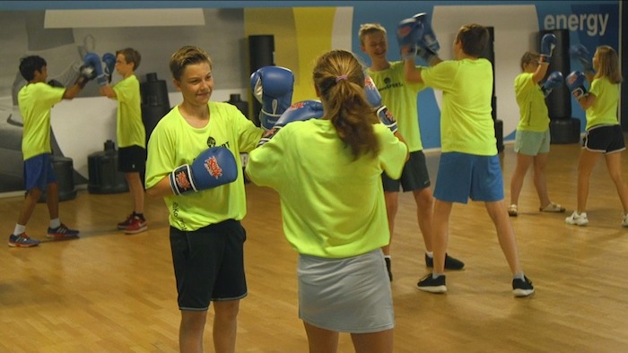 Mehrere Kinder trainieren das Boxen im Feriencamp Zürich