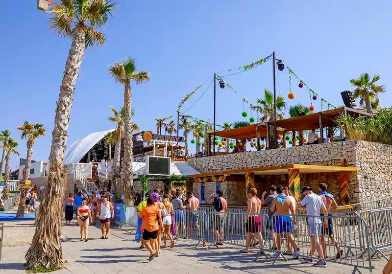 Jugendliche des Jugendcamps Ausland gehen zum Strand