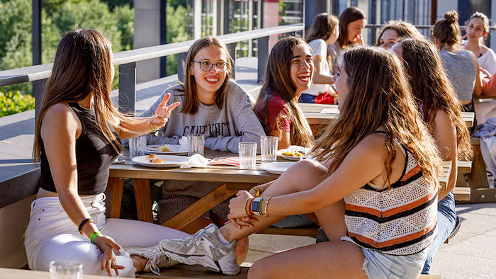 Mädchengruppe beim Mittagessen im Sprachurlaub Frankreich.