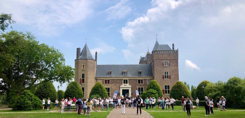 Viele Kinder posieren für ein Gruppenfotos bei den Städtereisen für Kinder und Jugendliche in Amsterdam