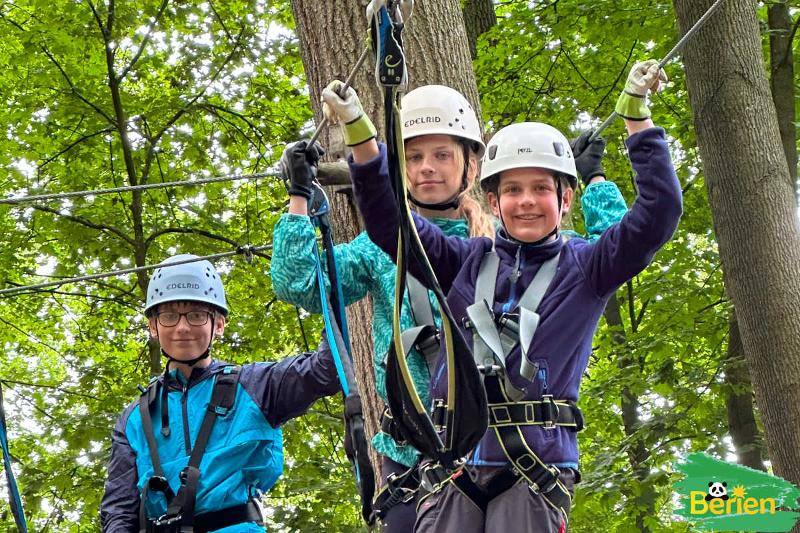 Mehrere Kinder sind klettern bei den Aktiv-Camps
