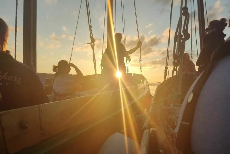 Sonnenuntergang am Segelschiff bei einem Sprachcamp Deutschland
