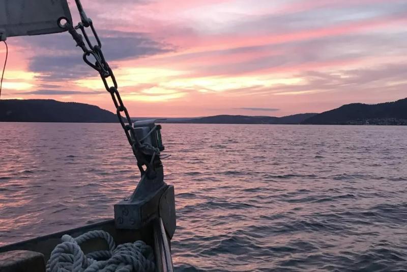 Bunter Himmel vom Boot aus gesehen