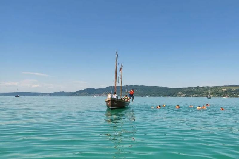 Türkisblaues Wasser, Boot und schwimmende Kinder