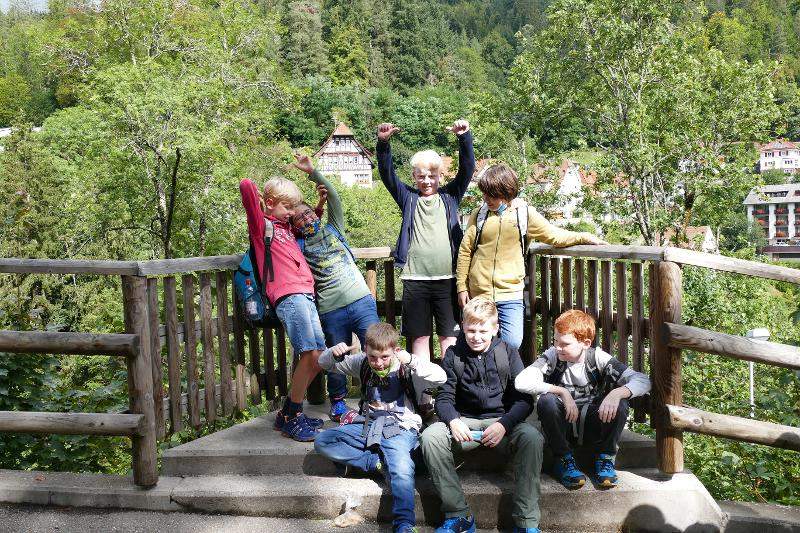 Kinder eines Outdoor Lagers jubeln