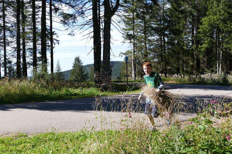 Kind beim Laufen im Outdoor- und Aktivcamp
