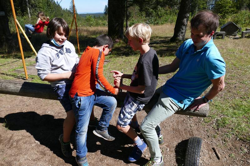 Kinder eines Outdoorcamps sind auf dem Spielplatz