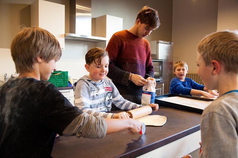 Kinder machen Pizza zusammen auf einem Sprachcamp Deutschland