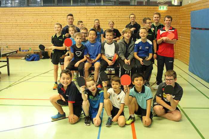 Kinder beim Tischtennisspielen im Outdoorcamp im Schwarzwald