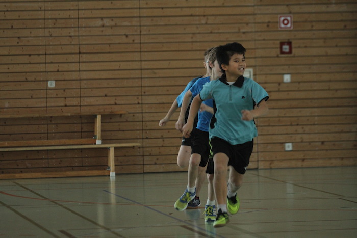 Jungs beim Laufen in der Turnhalle im Outdoorcamp im Schwarzwald