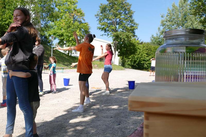 Sport in der Turnhalle im Outdoorcamp im Schwarzwald