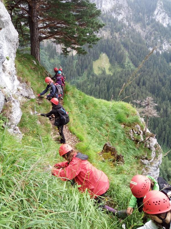 Die Teilnehmer des Actioncamps klettern einen Berggipfel entlang