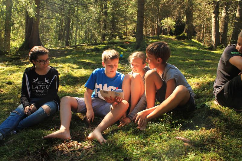 Teilnehmende des Englisch-Camps in Deutschland machen einen Ausflug