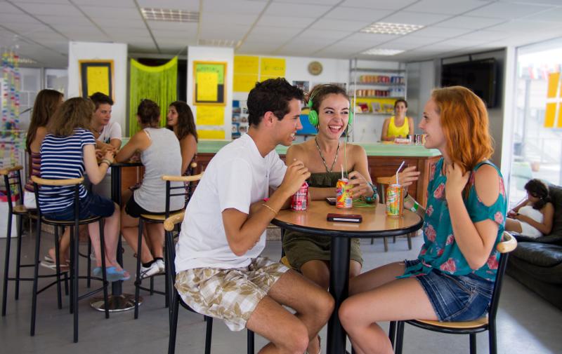 Gemeinsamer Austausch unter den Schüler:innen im Cafe