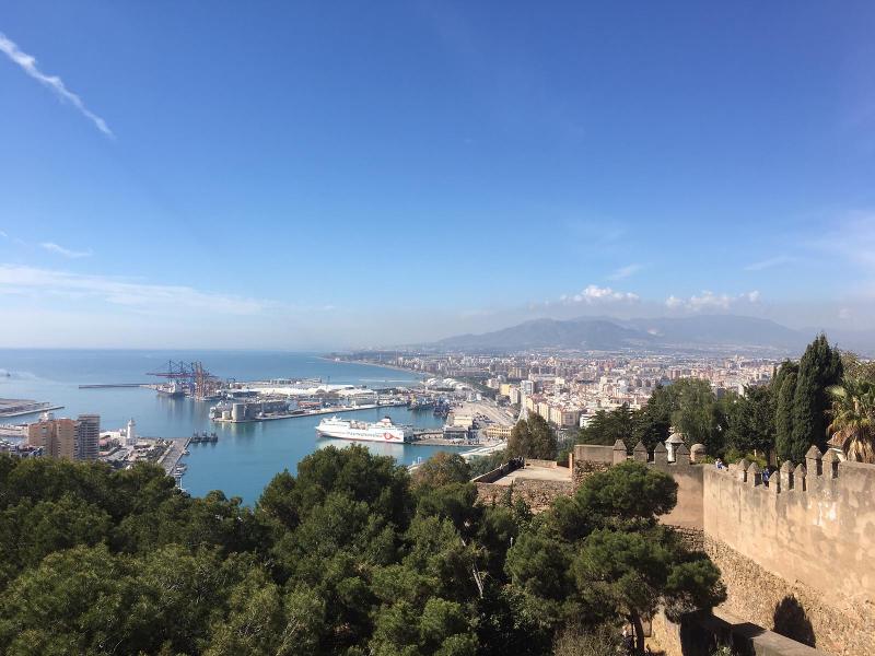 Blick auf Hafen einer Stadt in Sprachferien Spanien.