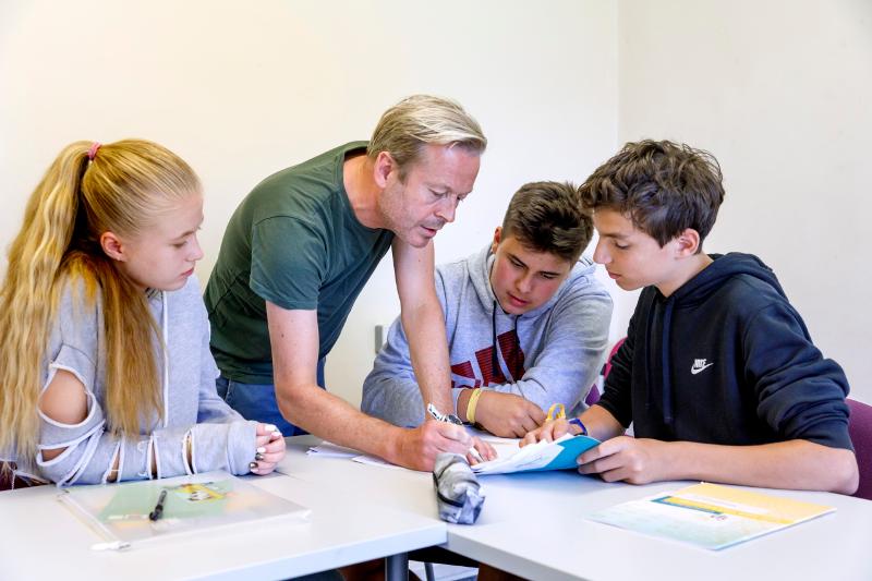 Schüler*innen und Lehrer auf Schülersprachreisen Irland.