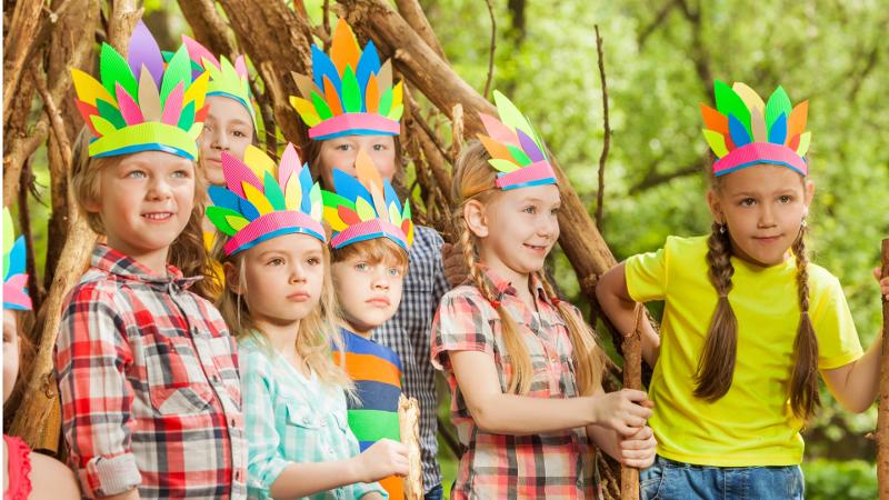 Teilnehmer eines Kreativcamps beim Theater-Spielen