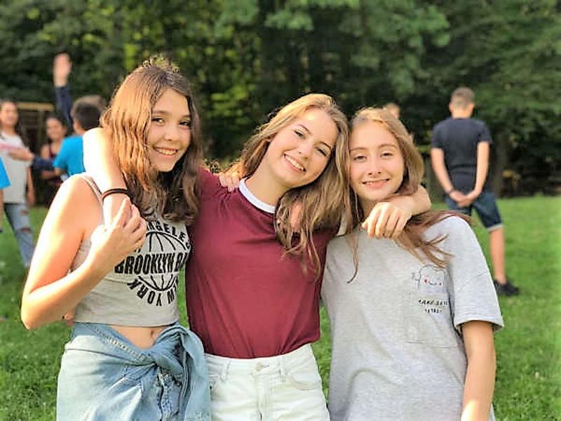 Drei Teilnehmerinnen eines Feriencamp Bodensee umarmen sich
