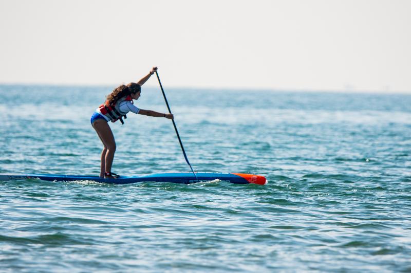 Mädchen beim Stand-Up-Paddling