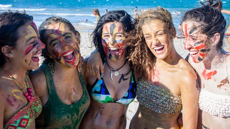 Vier Mädchen bei der Sprachreise Spanien stehen angemalt am Strand und lachen