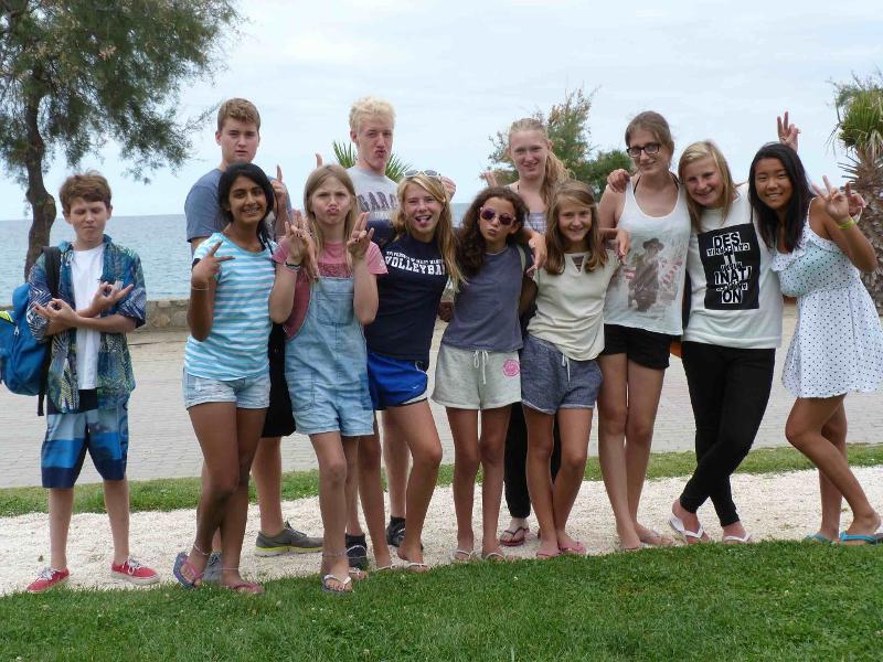 Teilnehmer der Sprachferien Französisch machen ein Gruppenfoto