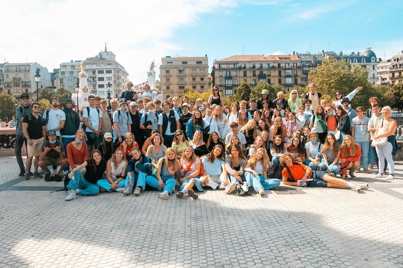 Eine Große Gruppe macht ein gemeinsames Gruppenfoto in der Stadt bei einem der Tagesausflüge