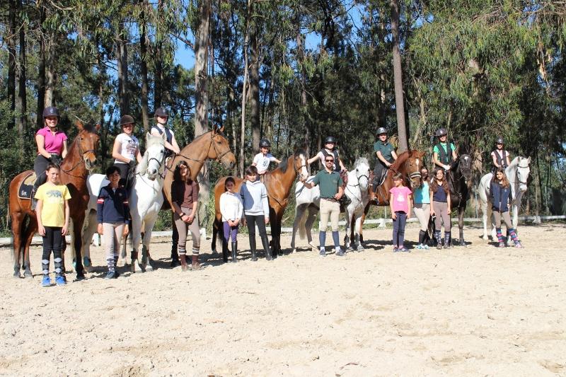 Gruppenfoto während Reitstunde in den Reit-Ferien