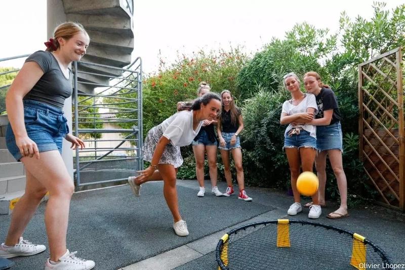 Teilnehmerinnen eines Sprachcamps spielen mit einem Ball
