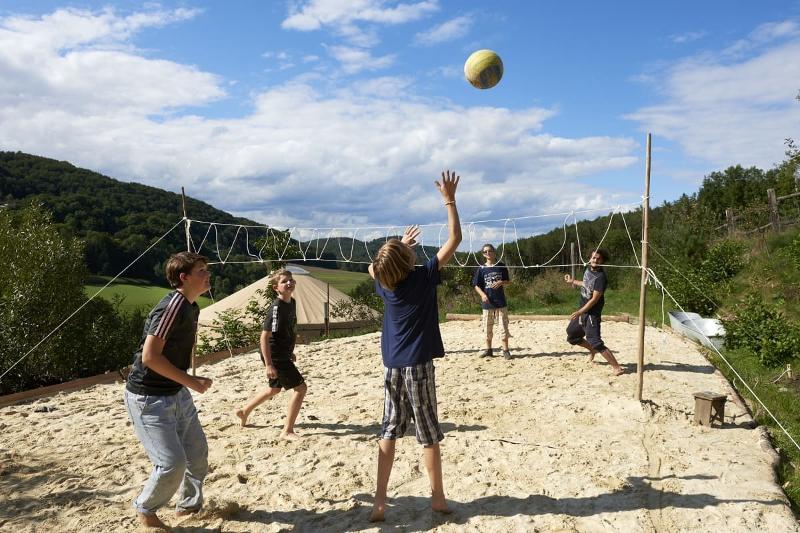 Kinder des Bushcraftcamps spielen Volleyball