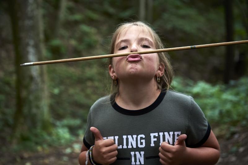 Ein Mädchen des Survivalcamps macht Quatsch