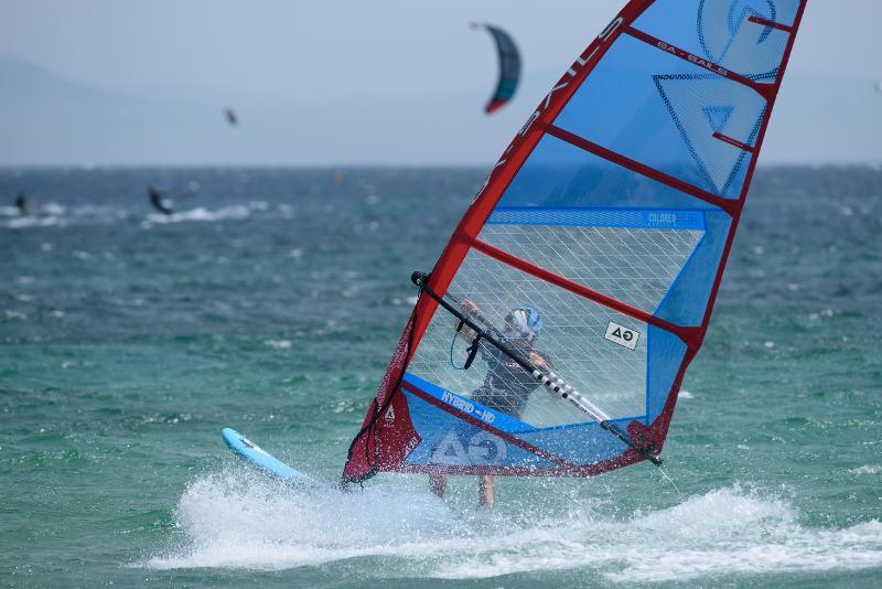 Person beim Windsurfen