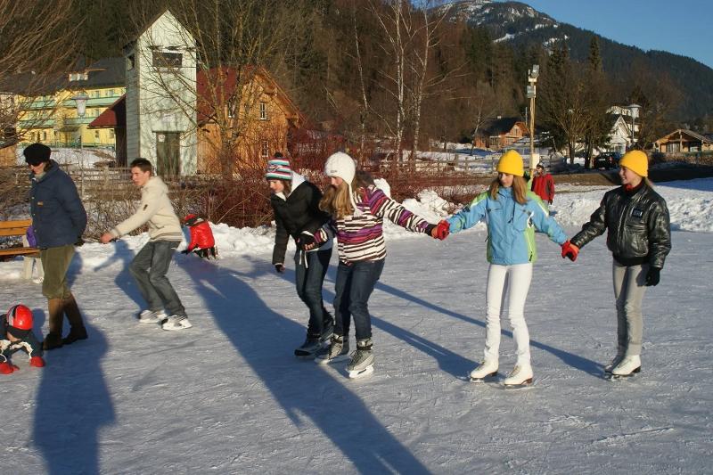Zwei Mädchen beim Schlittschuhfahren während ihres Wintercamps