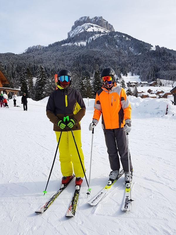 Zwei Jungs des Juvigo Jugendlagers fahren Ski