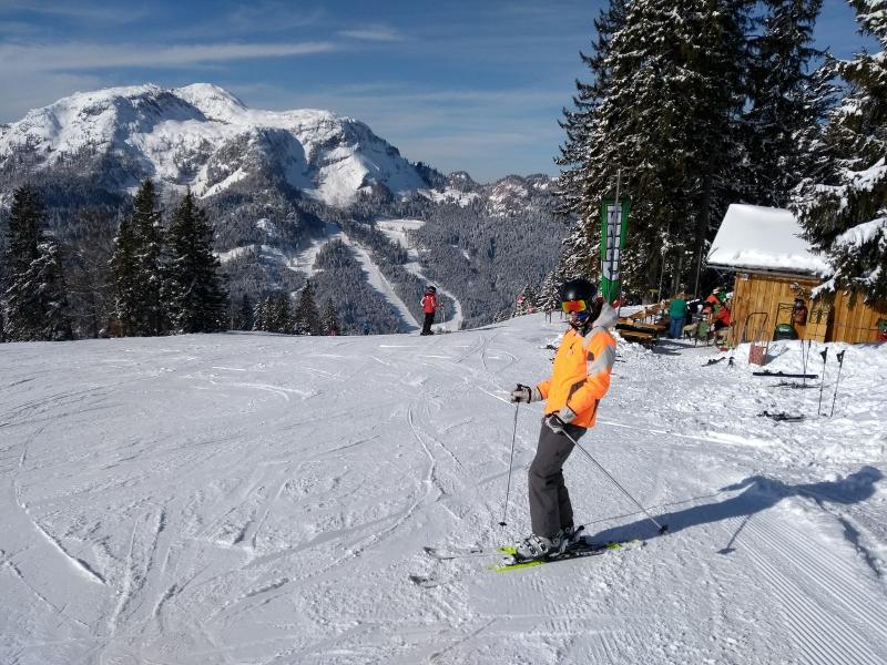 Ein Kind ist am Ski fahren im Ferienlager Schweiz
