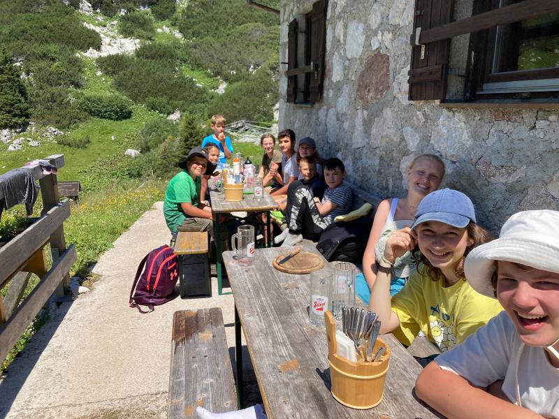 Kinder des Ferienlager Herbst machen Pause
