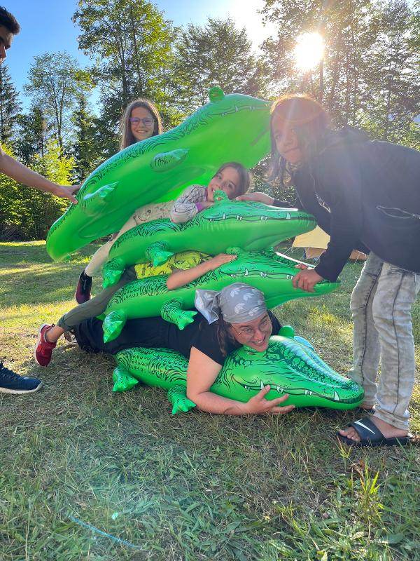 Kinder des Herbstcamps Kinder spielen mit Luftmatzratzen